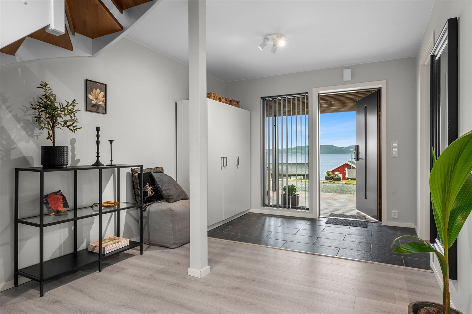 Entreen i utleiedel er flislagt med garderobeskap for ekstra oppbevaring av sko og yttertøy. Galleribilde