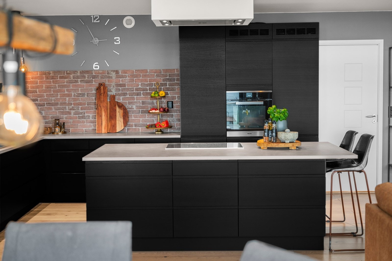 Kjøkkenet har integrerte hvitevarer som stekeovn, platetopp, oppvaskmaskin og kjøleskap. Galleribilde