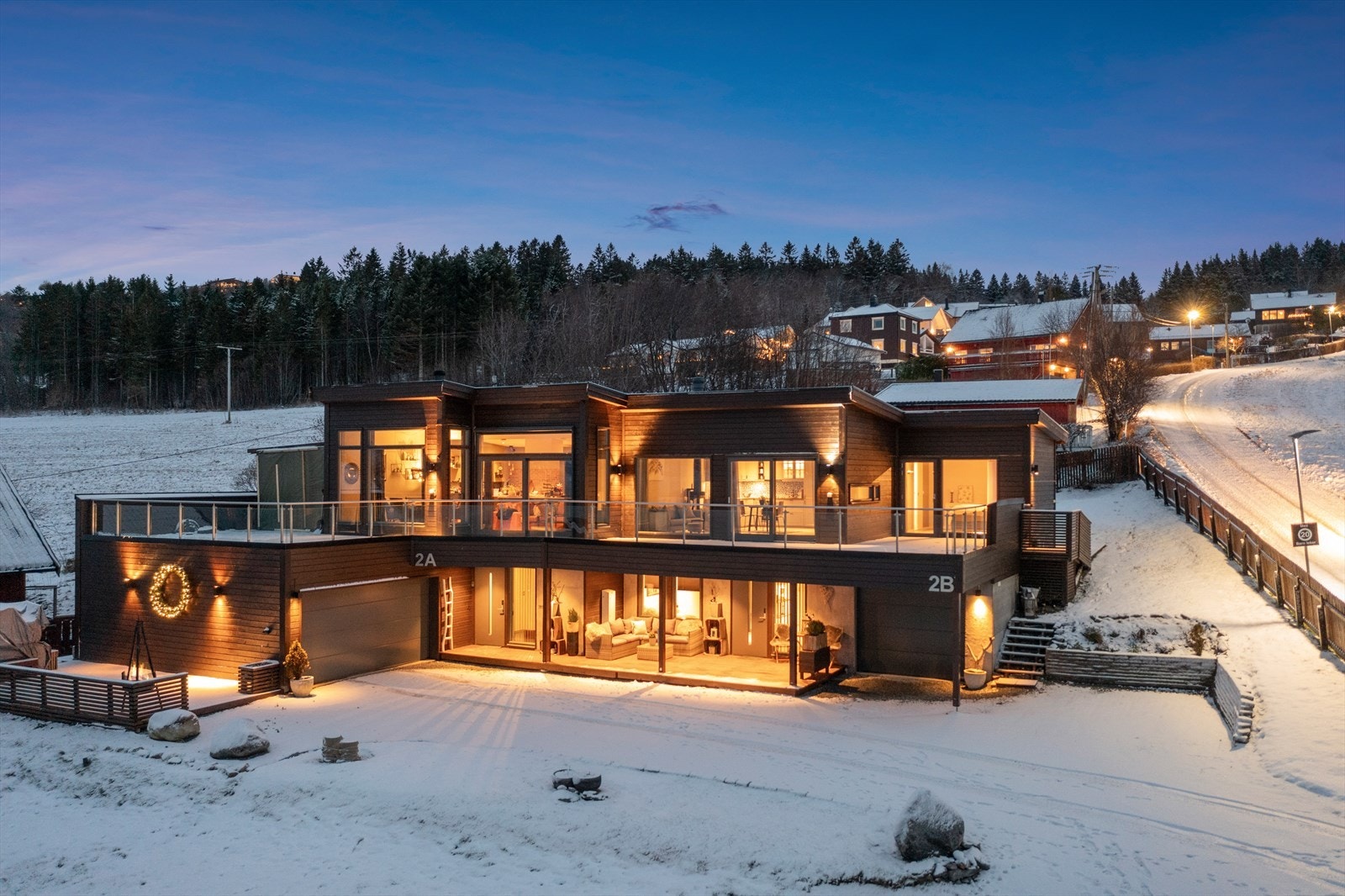 Velkommen til Bjøra 2 A og B! En meget flott tomannsbolig med attraktiv beliggenhet på Bosberg. Galleribilde