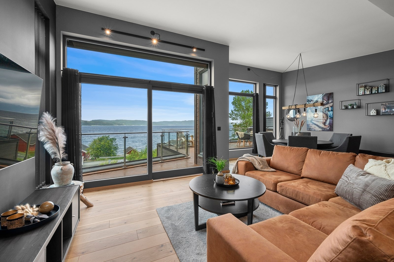 Legg spesielt merke til den gode takhøyden som skaper en luftig atmosfære i rommet, kombinert med rause vindusflater for godt med naturlig gjennomlys. Galleribilde