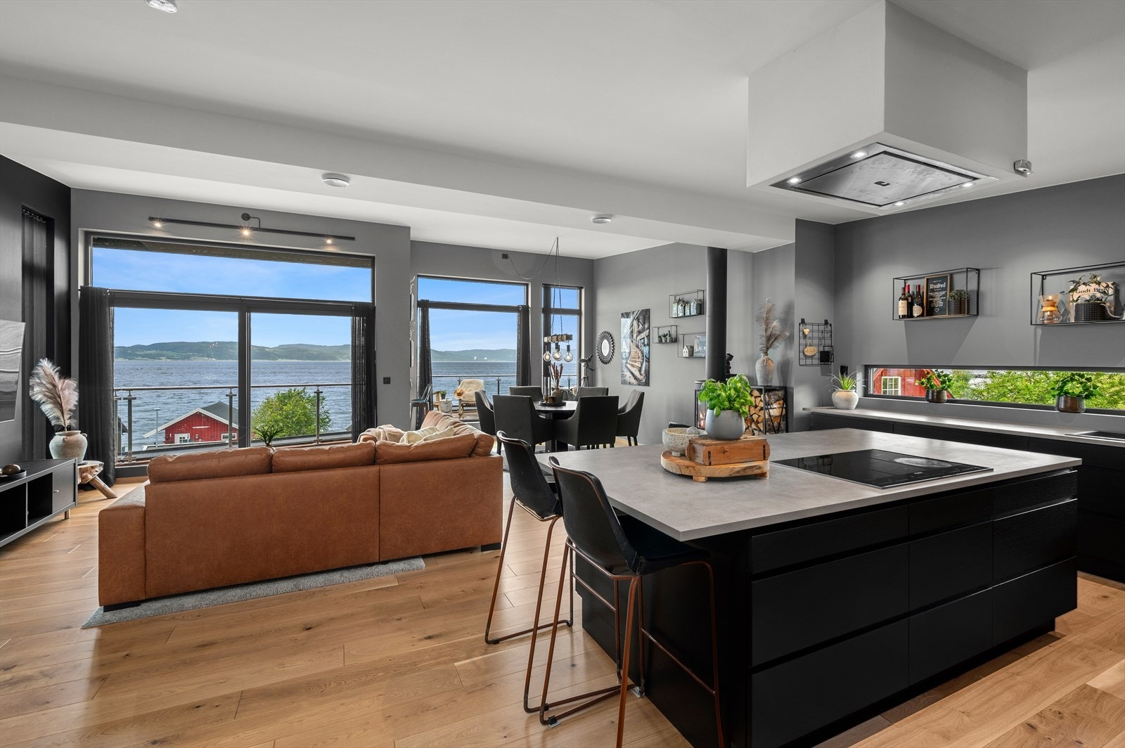 Stue/kjøkkenarealet i hoveddelen er på romslige 57,5 m². Galleribilde