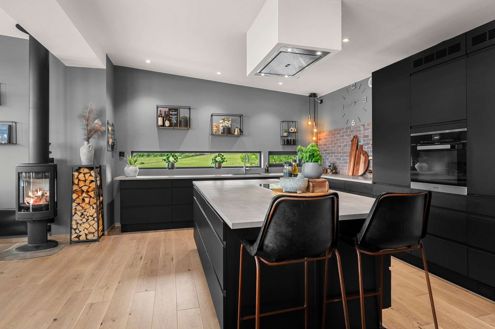 Kjøkkenet har fått gjennomgående TG1 av takstmann og fremstår i meget god stand. Galleribilde