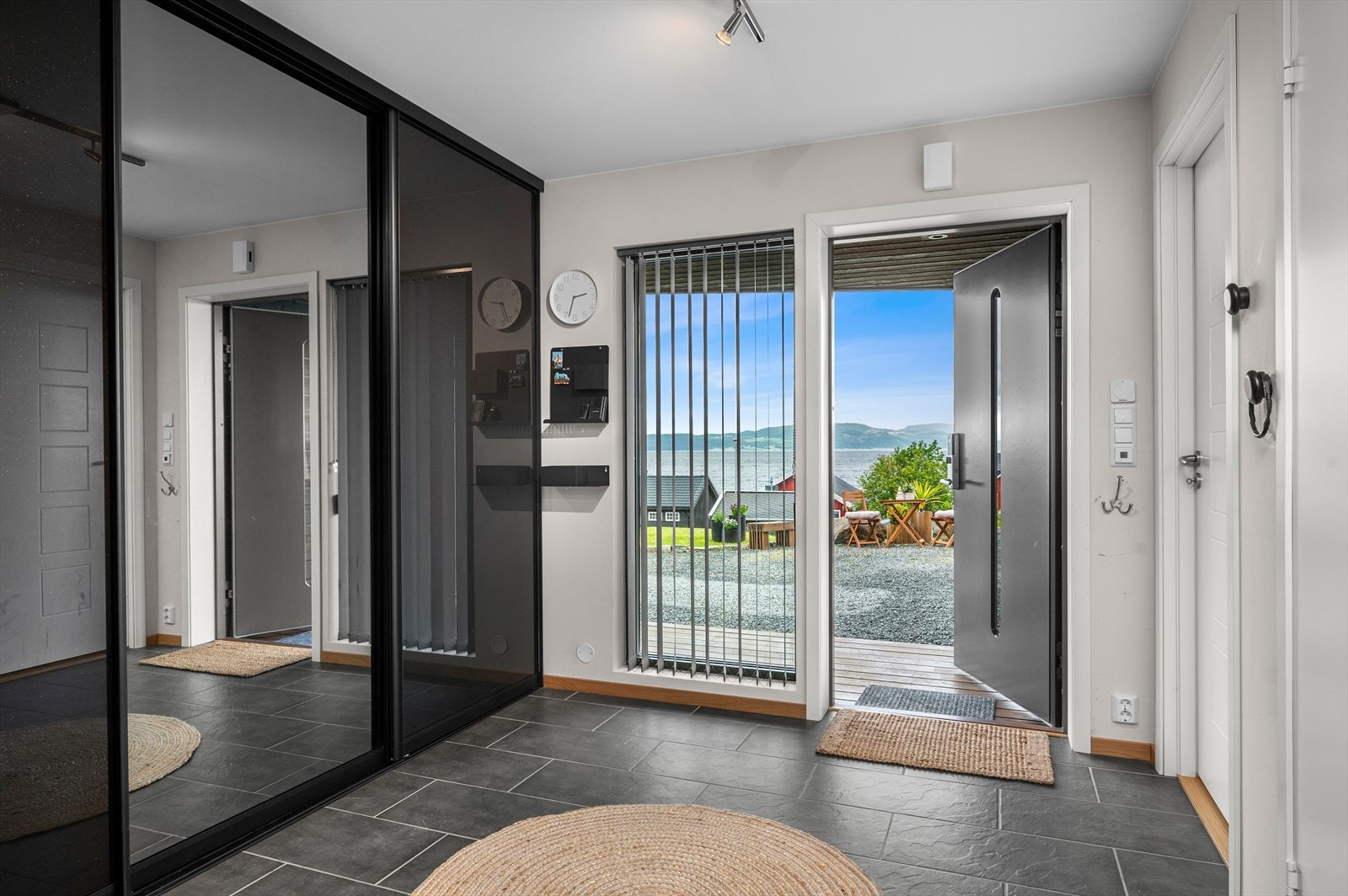 Den romslige entreen skaper et godt førsteinntrykk i boligen, supplert med behagelig varme i flislagt gulv. Galleribilde