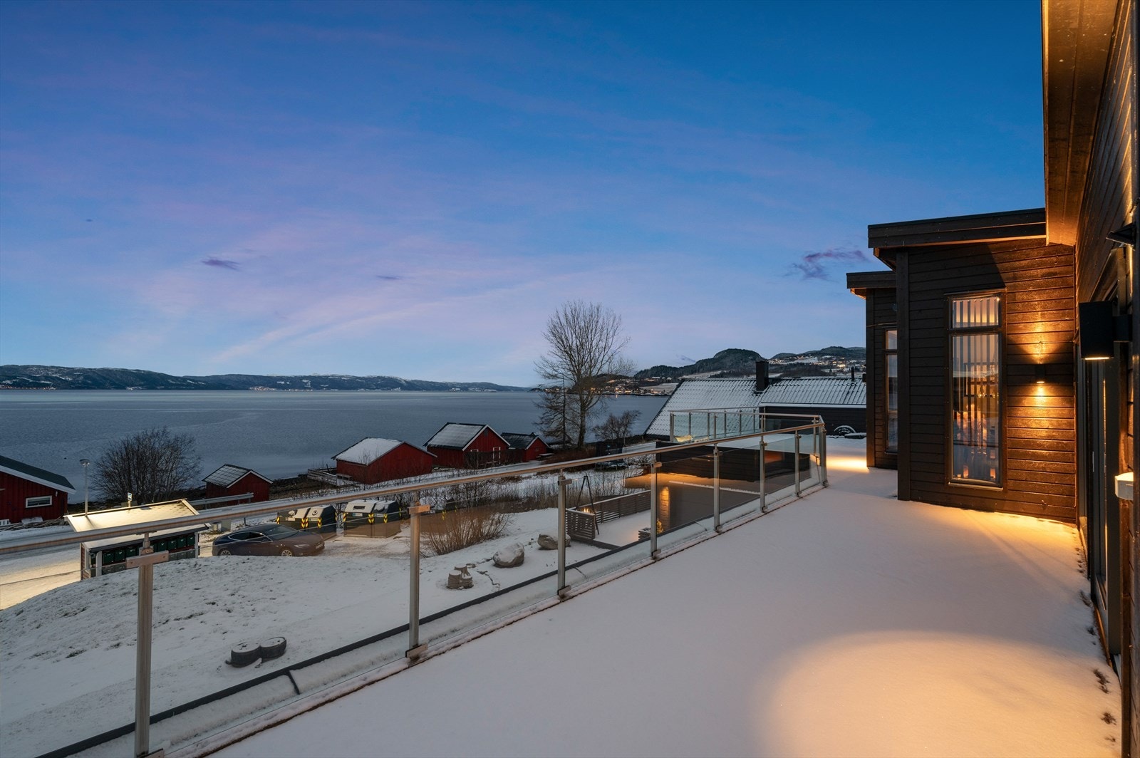 Her kan man nyte sola fra morgen til kveld med sikt mot Fosen. Galleribilde