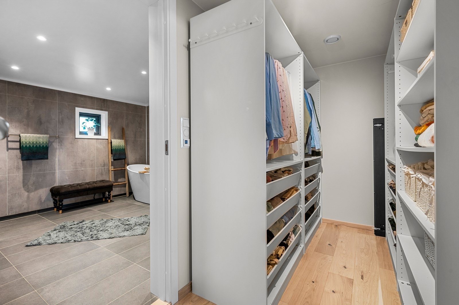 Fra badet har man direkte tilgang på en walk-in garderobe på gode 6 m². Galleribilde