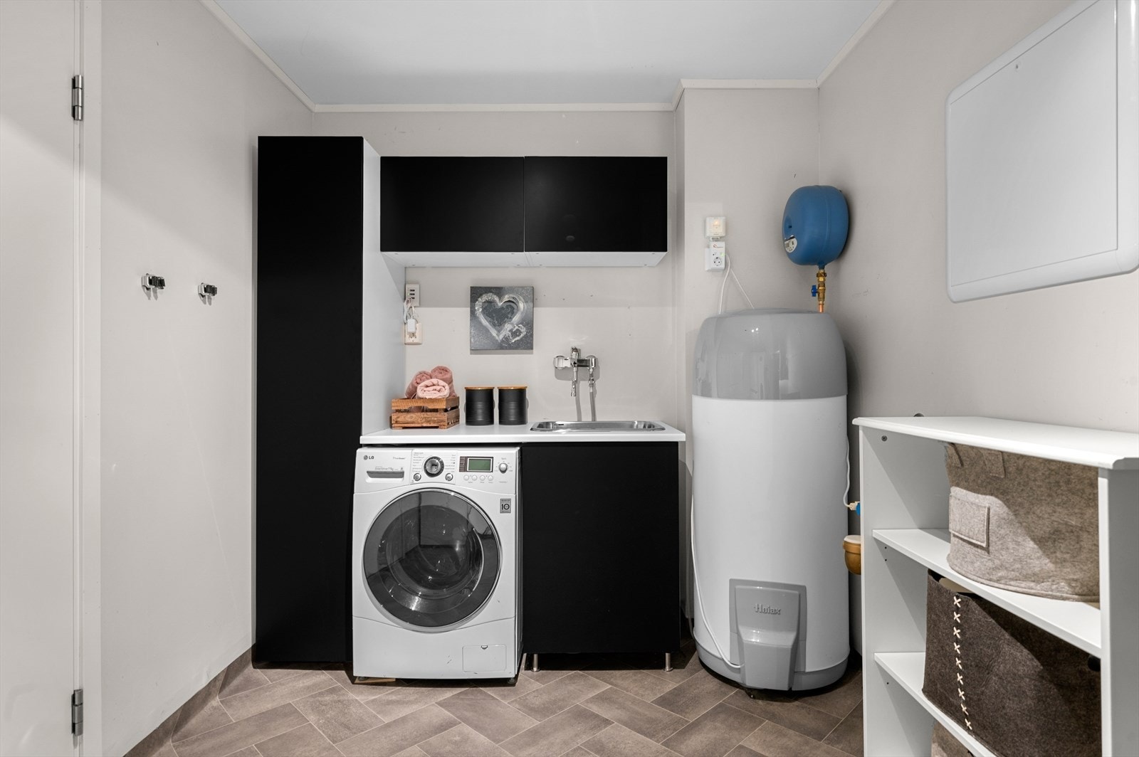 Hoveddelen har også et romslig vaskerom med opplegg for vaskemaskin og tilgang på en utslagsvask for enklere bruk. Galleribilde