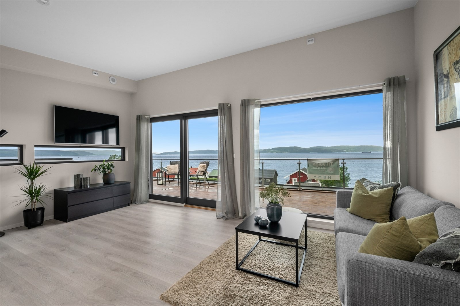 Her nyter man også godt av den formidable utsikten mot fjorden, samtidig som man har en lun og god atmosfære i stuen. Galleribilde