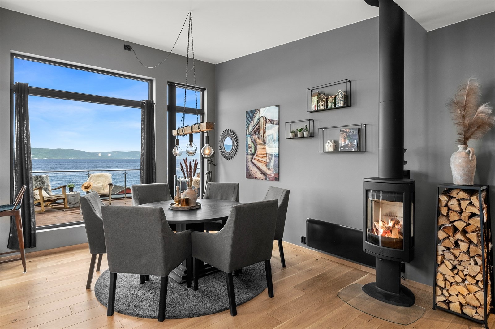 Her får du en meget god planløsning med gode møbleringsmuligheter. Hoveddelen varmes opp med behagelig vedfyring supplert med elektriske panelovner. Galleribilde