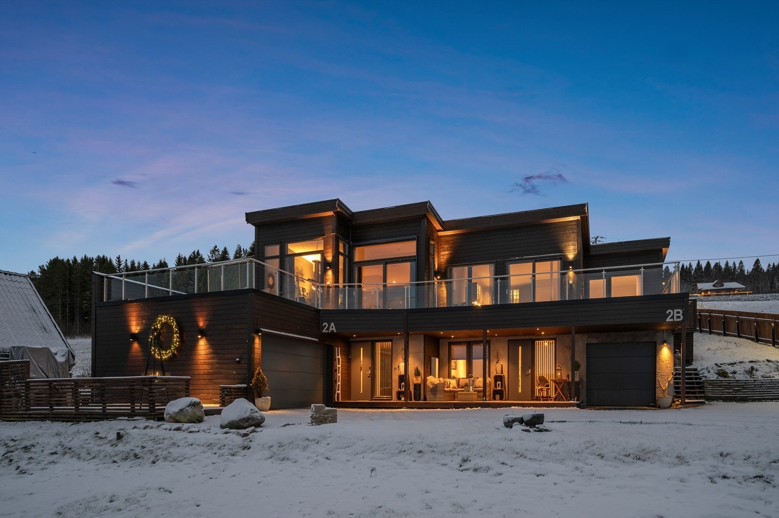 Eiendommen har en ekstra platt foran garasje der man kan invitere til hyggelige grillkvelder med kjente og kjære. Galleribilde