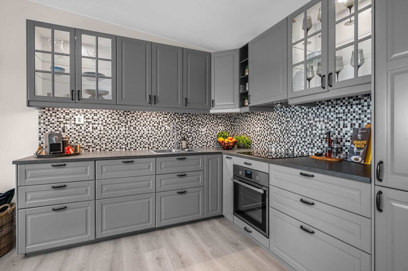 Kjøkkenet fremstår av moderne kvalitet med stekeovn, oppvaskmaskin, platetopp og kombiskap med kjøl/frys-funksjon. Galleribilde