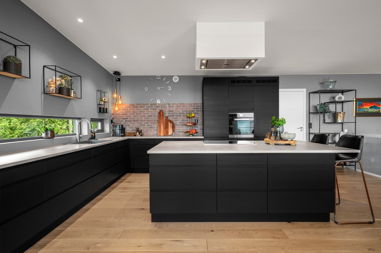 Moderne kjøkken av ypperlig kvalitet som nyter godt av god skap- og benkeplass. Galleribilde