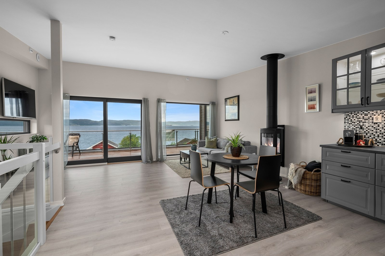 Utleiedelen varmes opp med behagelig vedfyring samt elektrisk oppvarming. Galleribilde