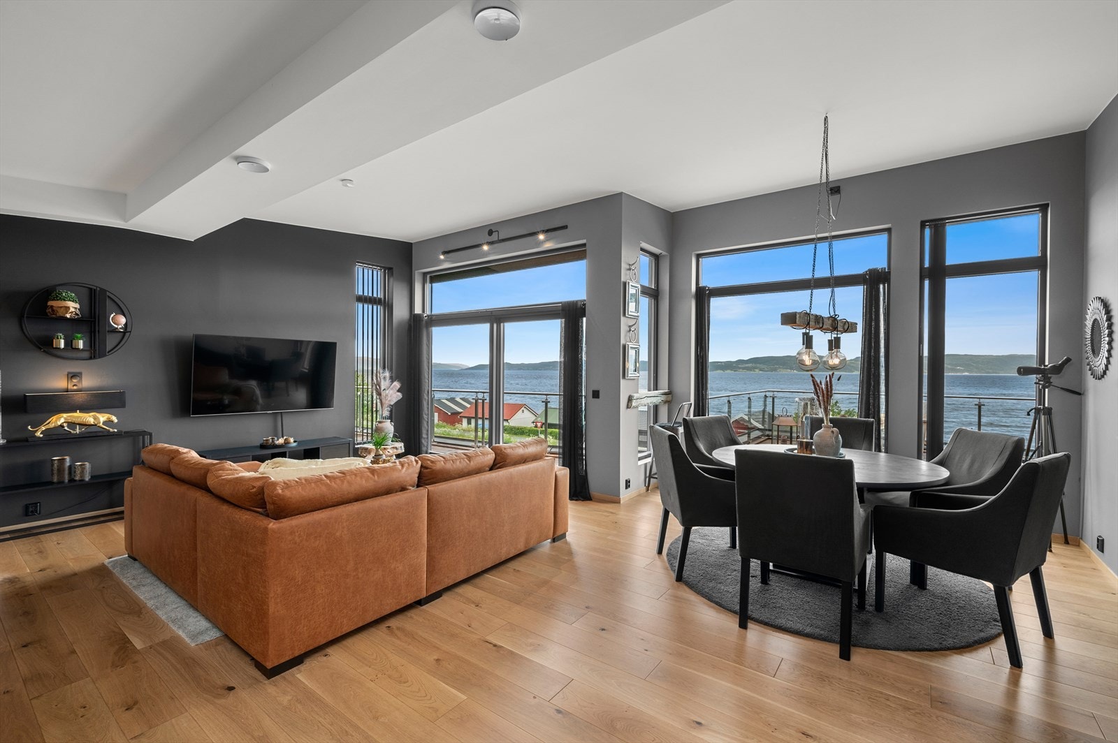 Her kan man nyte den gode atmosfæren i stuen, kombinert med en idyllisk sjøutsikt. Galleribilde