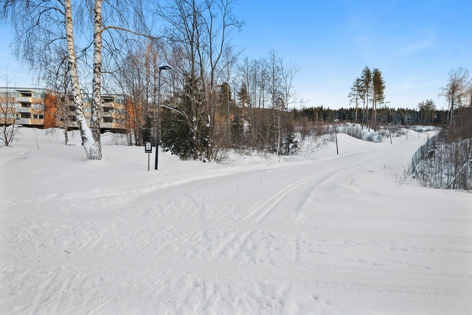 Umiddelbar nærhet til marka med lysløype og fine treningsmuligheter. Galleribilde