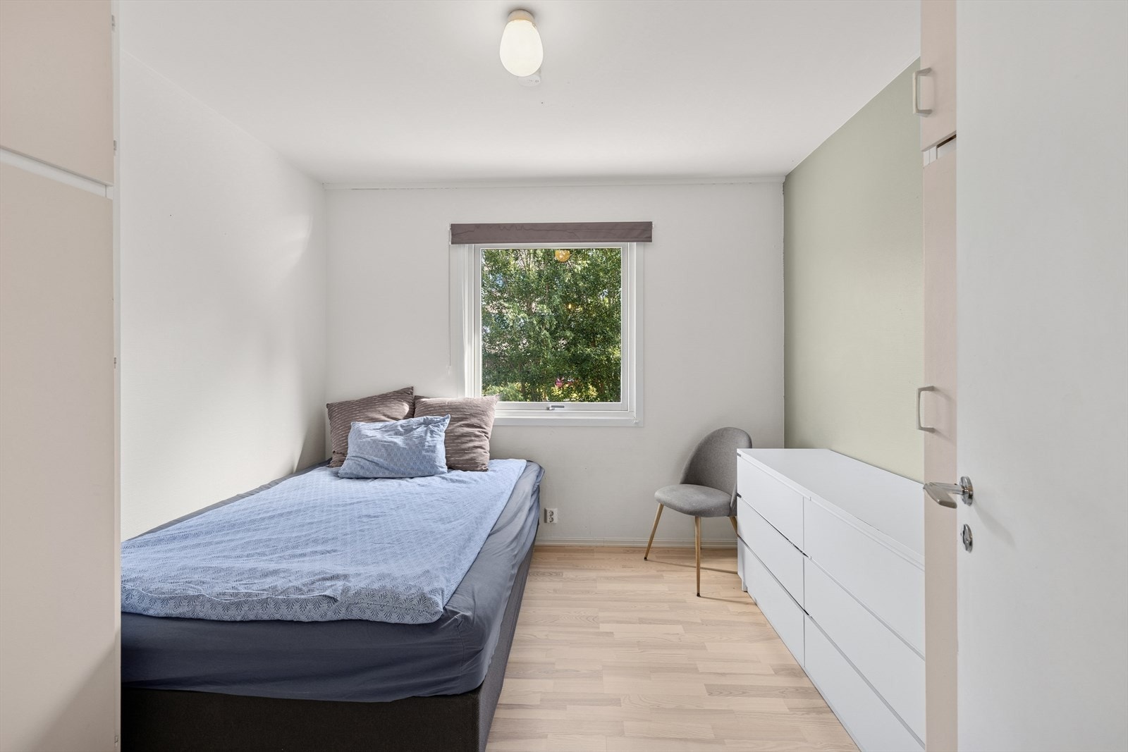 Lyst og romslig soverom. Galleribilde