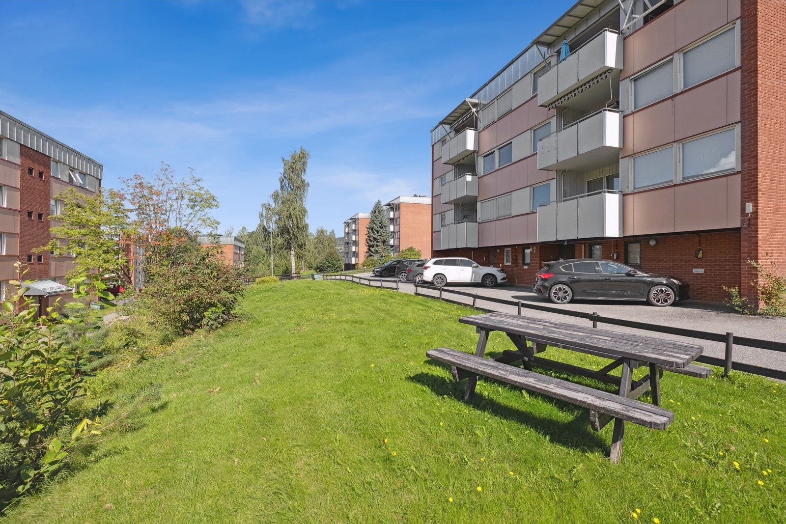 Felles området er utstyrt med flere sittebenker som kan invitere til sosialt naboskap for beboerne i borettslaget. Galleribilde