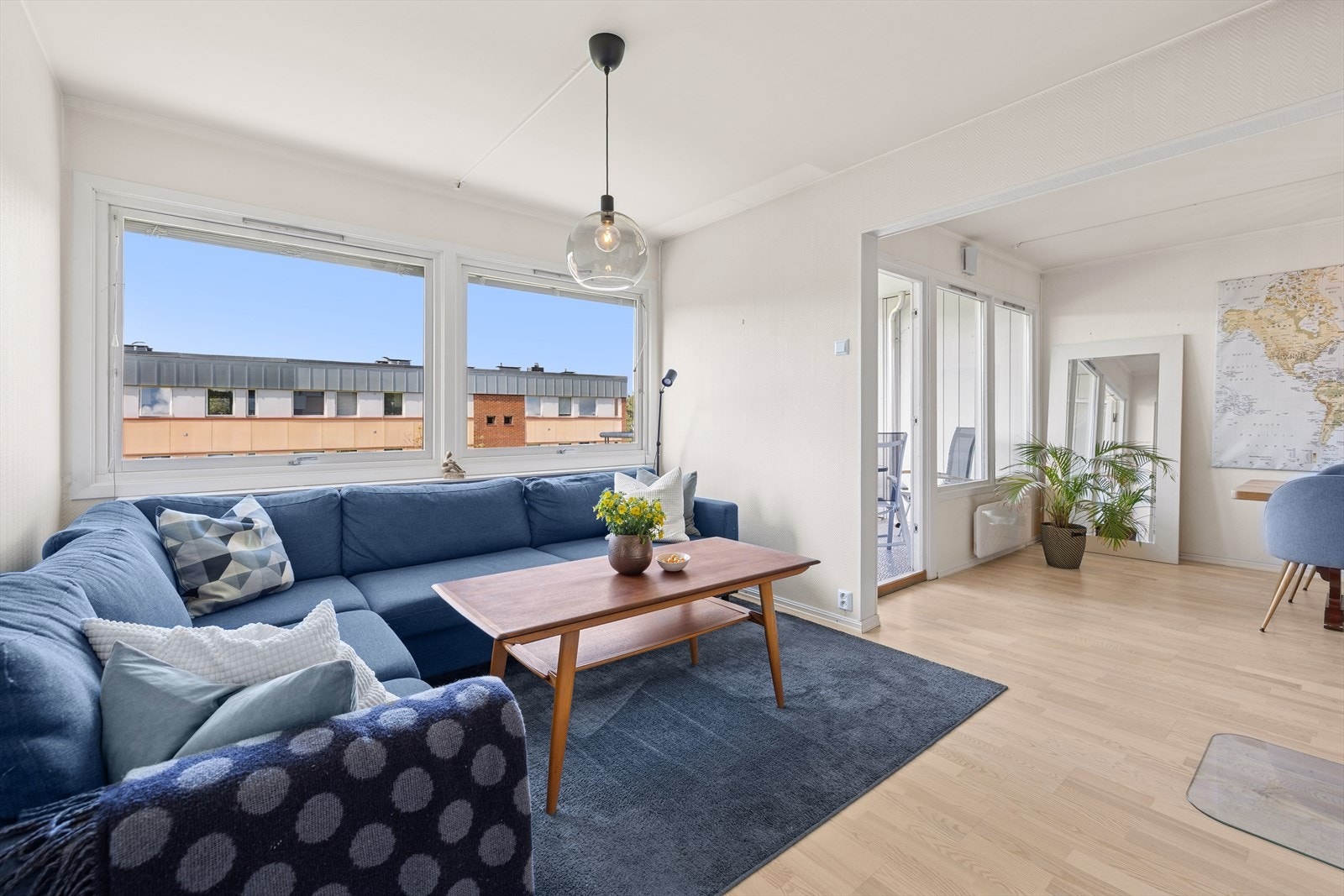 Stuen oppleves som lys og luftig, med god plass til å innrede flere sosiale soner. Galleribilde