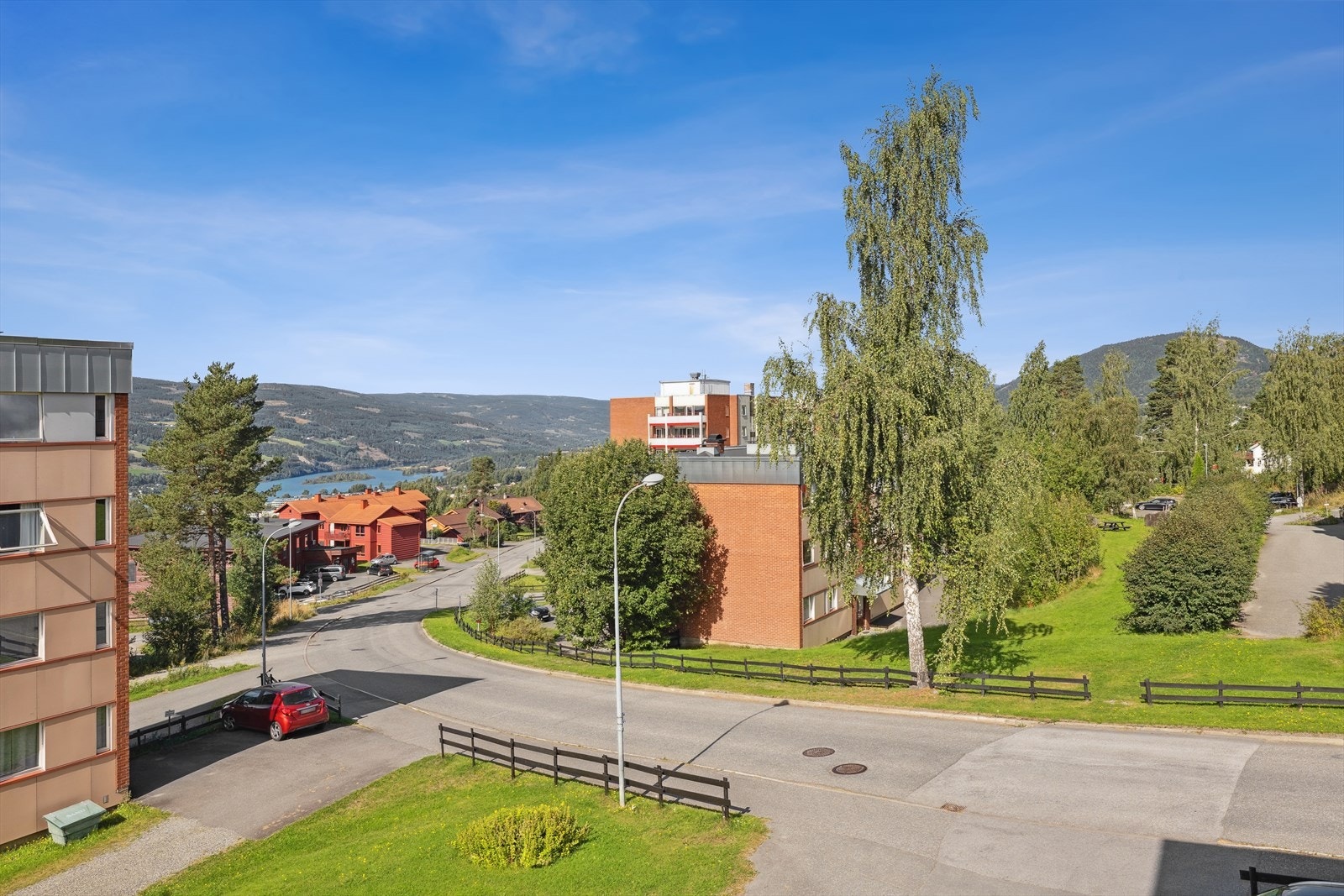 Leiligheten ligger meget barnevennlig og attraktivt til i Nybu, ca. 1,2 km opp fra sentrum av Lillehammer. Galleribilde