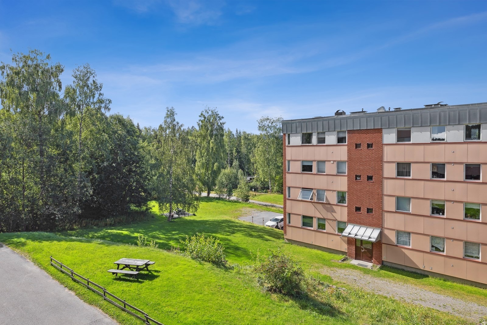 Det er umiddelbar nærhet til marka, med lysløype og gode treningsmuligheter. Galleribilde