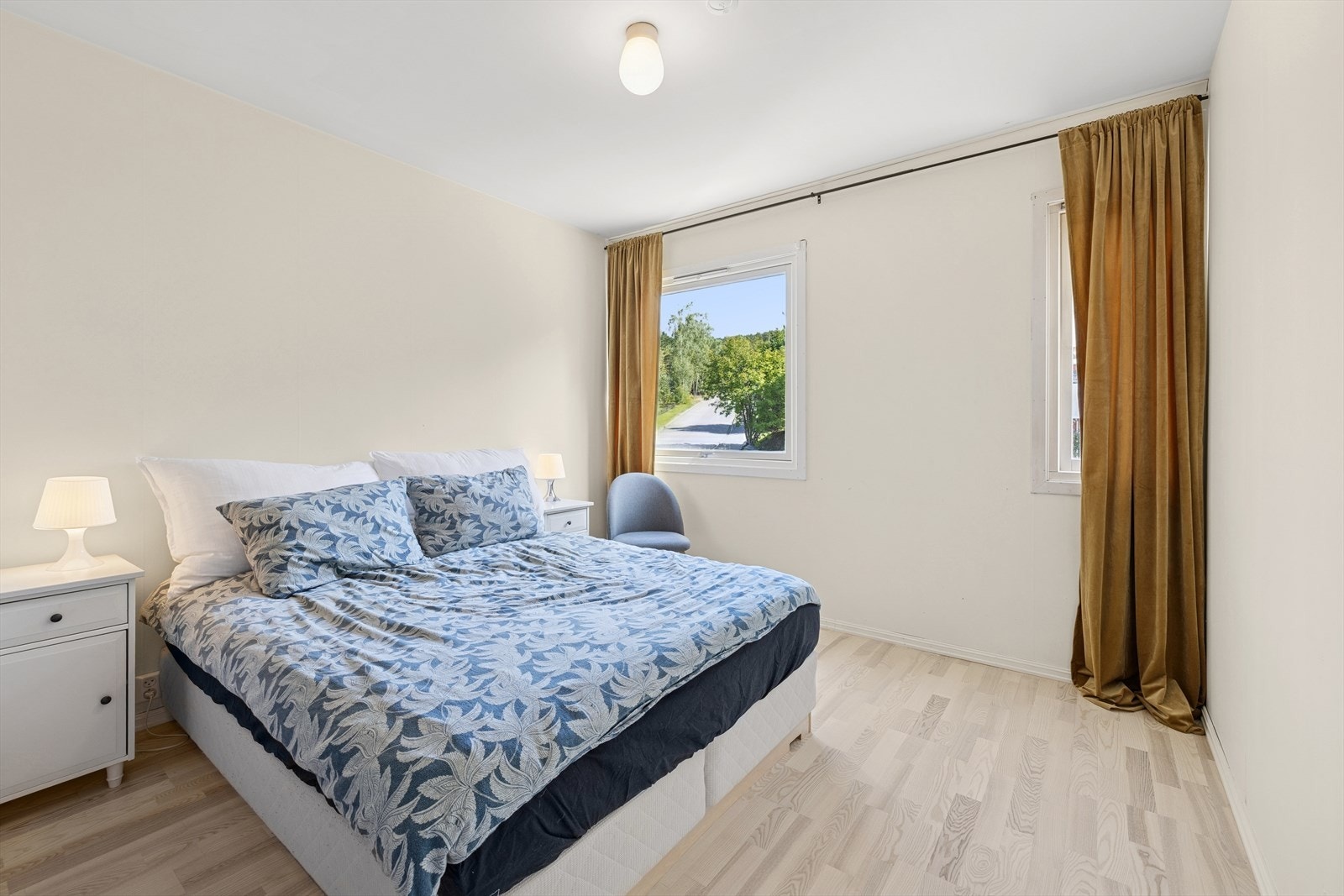 Leiligheten inneholder tre gode soverom, alle med plass til seng og tilhørende møblement. Galleribilde