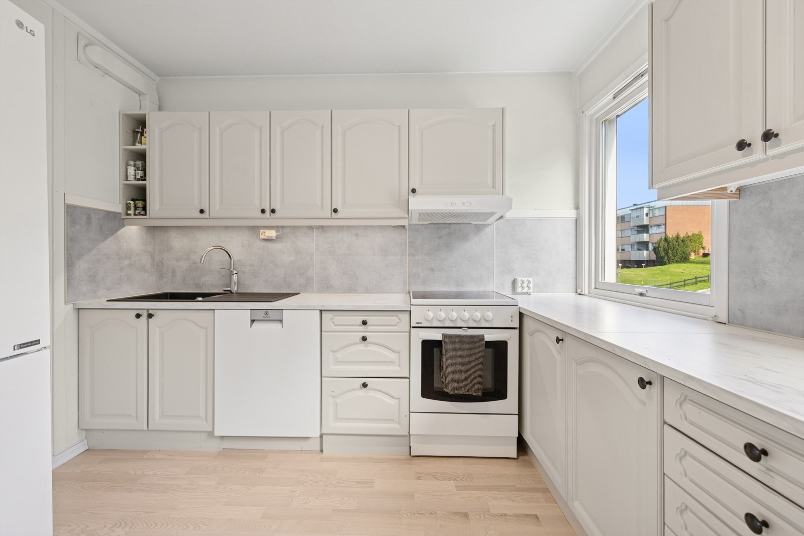 Innredningen har også nisjer til frittstående komfyr, oppvaskmaskin og kombiskap med kjøl/frys. Galleribilde