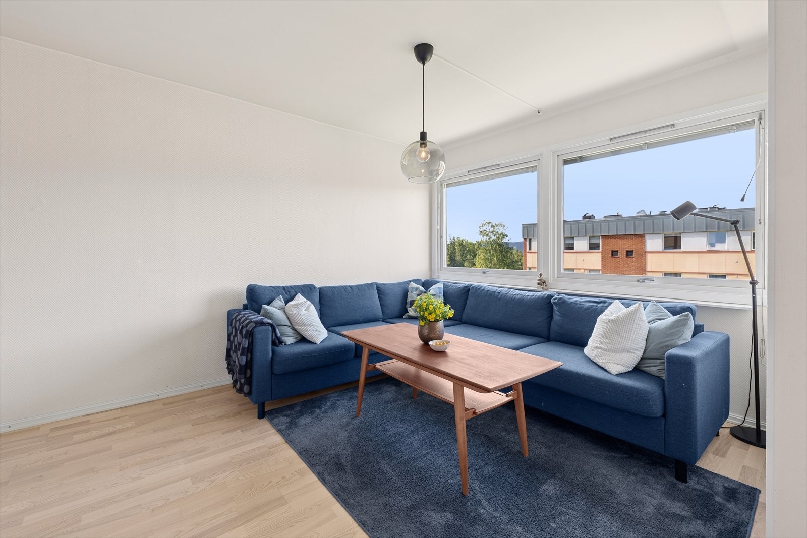 Her er det plass til både sofagruppe med TV-løsning, godstol og spisebord. Galleribilde