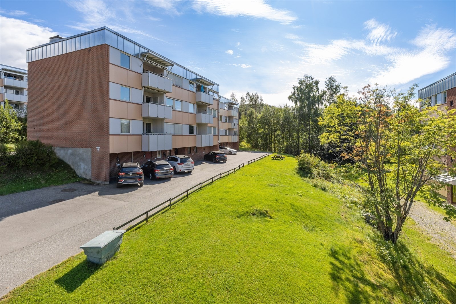 Leiligheten har fast parkeringsplass. Gjester henstilles til anviste gjesteparkeringer. Tilrettelagt for montering av elbillader. Galleribilde