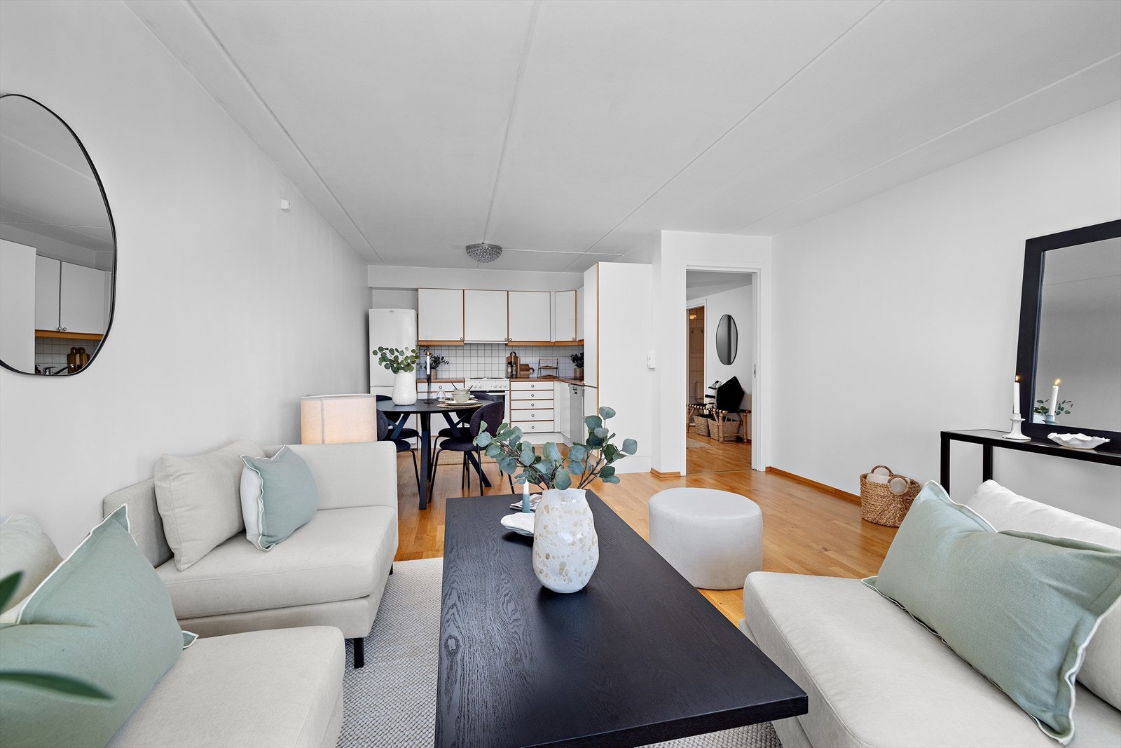 Den åpne løsningen binder stue og kjøkken sammen på en funksjonell måte. Galleribilde