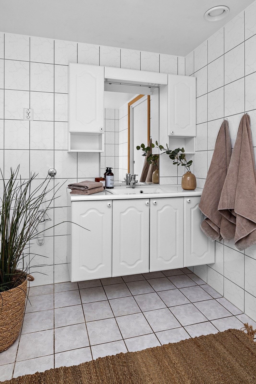 Badet har flislagt gulv med elektrisk gulvvarme og fliser på veggene. Galleribilde