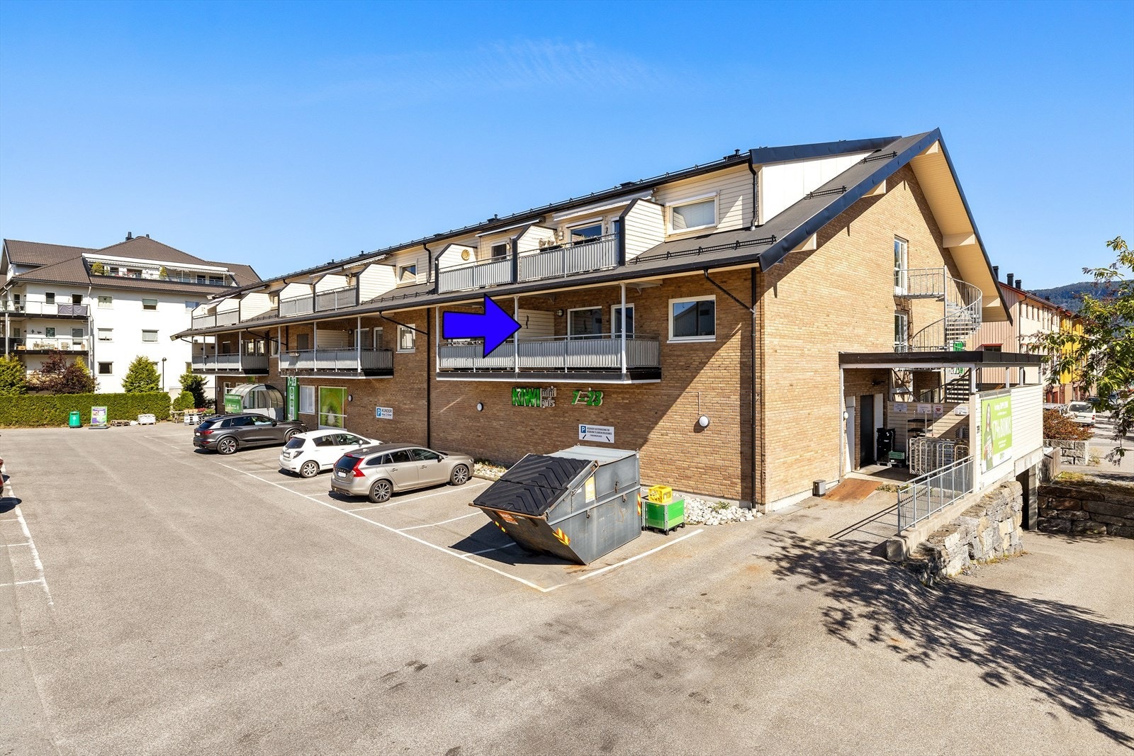 Leiligheten har en meget sentral beliggenhet, med Kiwi dagligvare i første etasje. Galleribilde