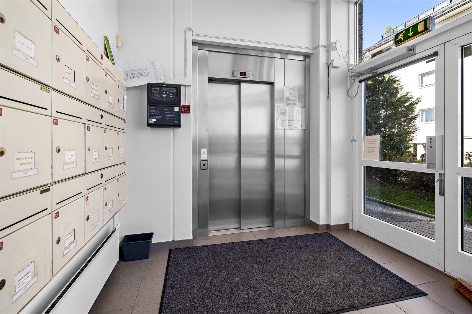 Det er heisadkomst helt fra parkeringskjelleren, som sikrer trappefri adkomst til leiligheten. Galleribilde