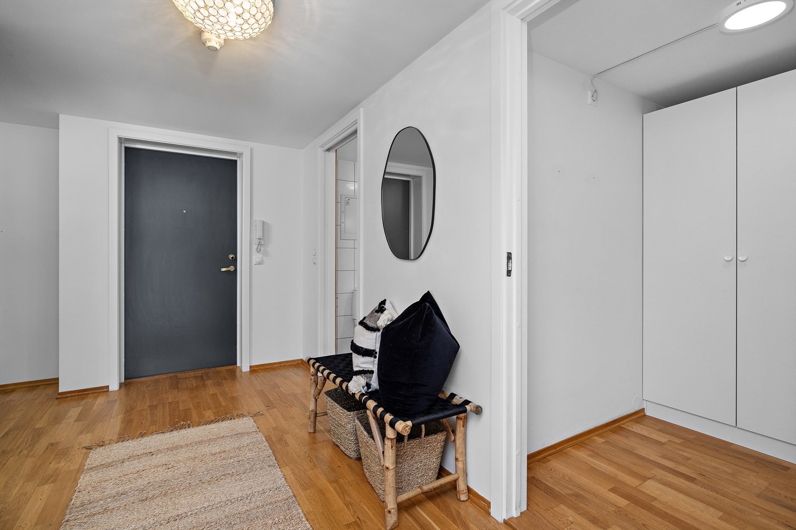 Romslig entré med parkett på gulv og adkomst til leilighetens øvrige rom. Galleribilde