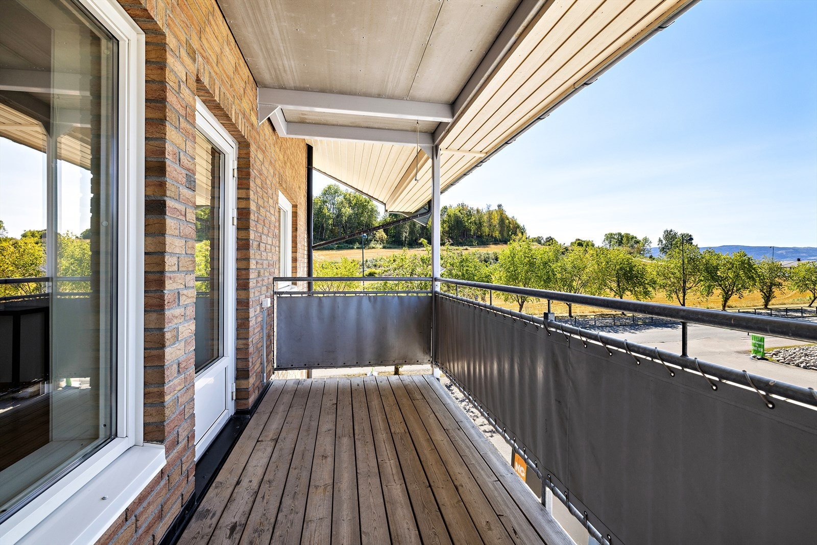 Leiligheten har en stor, sydvestvendt balkong på 7 m² med gode solforhold og sen kveldssol. Galleribilde