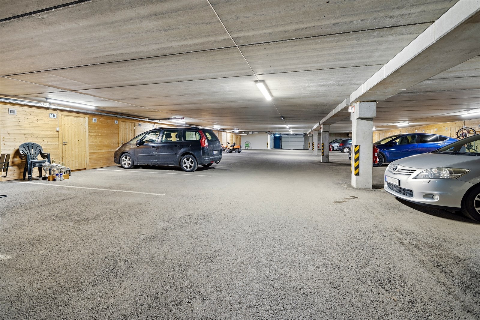 Med leiligheten følger en fast garasjeplass og en tilhørende bod i kjelleren. Galleribilde