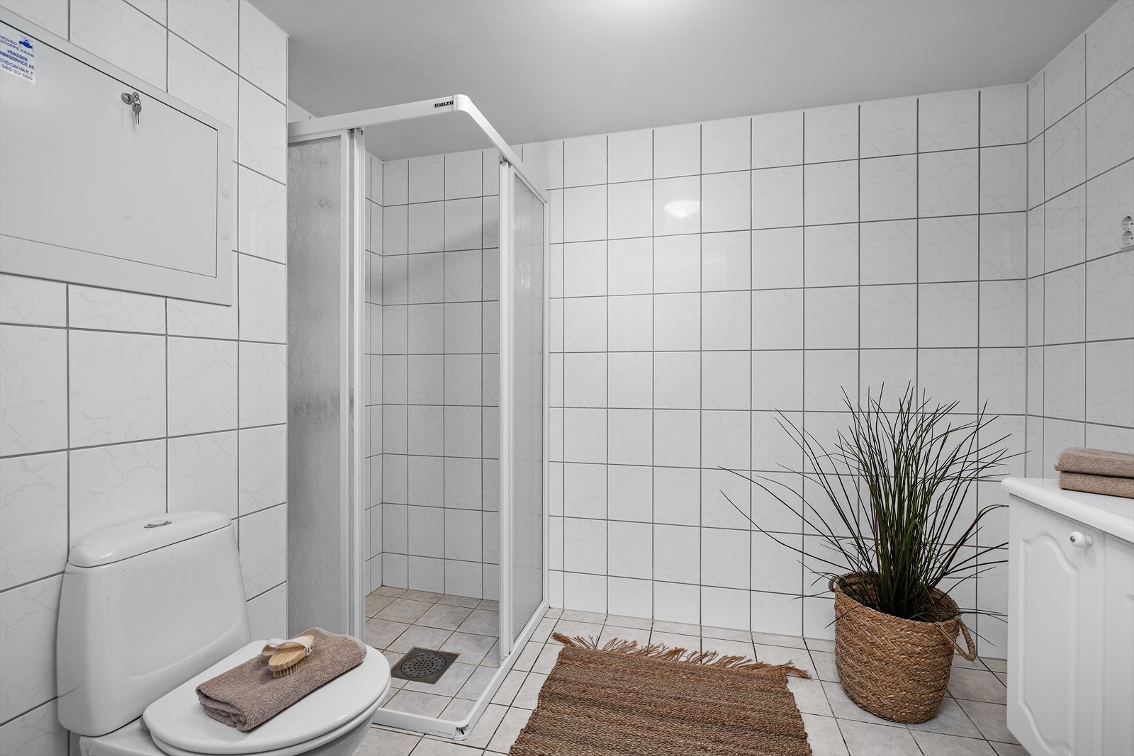 Rommet er utstyrt med servantinnredning, toalett og et dusjhjørne. Galleribilde