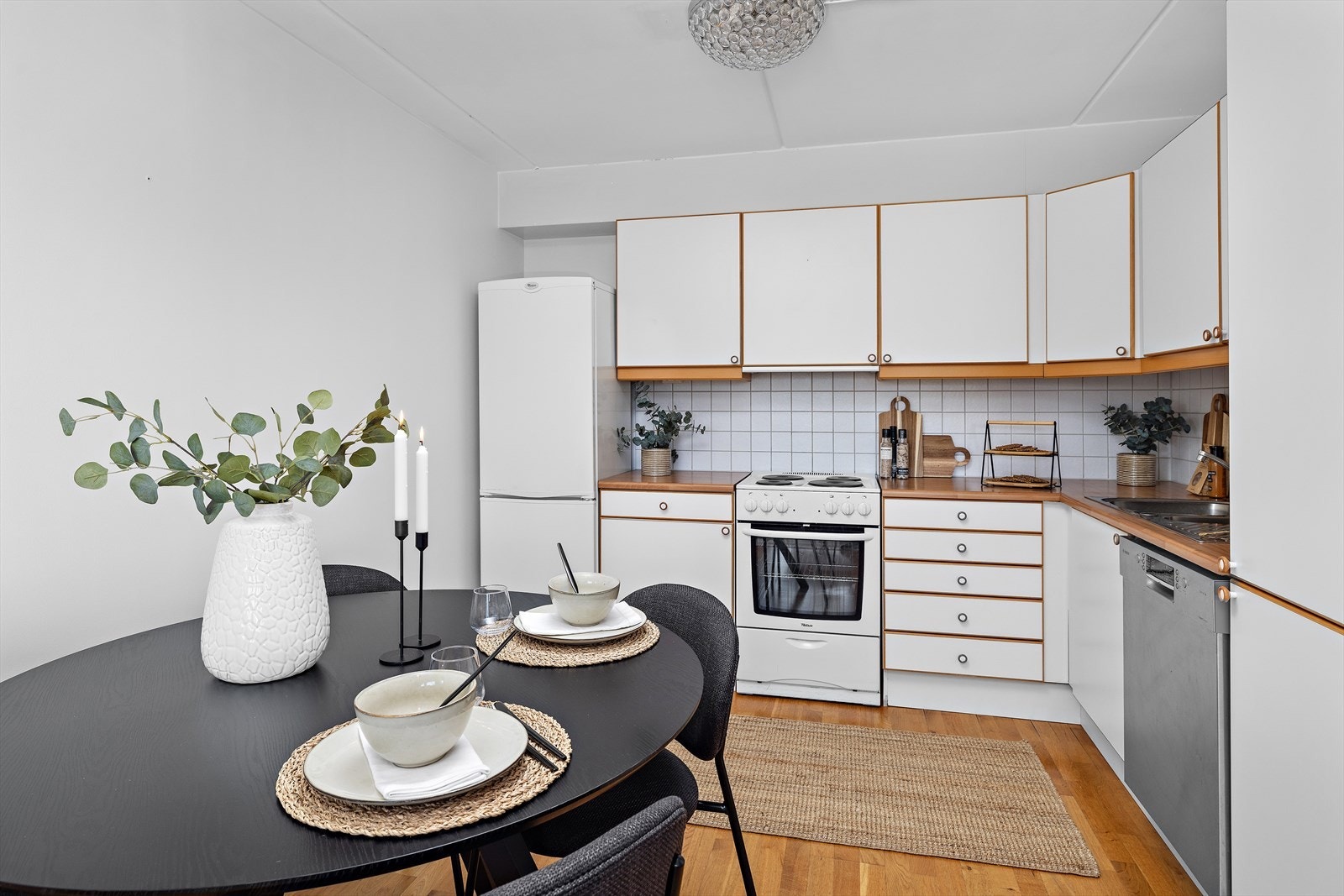 Den åpne stue- og kjøkkenløsningen gir en sosial og luftig atmosfære. Galleribilde