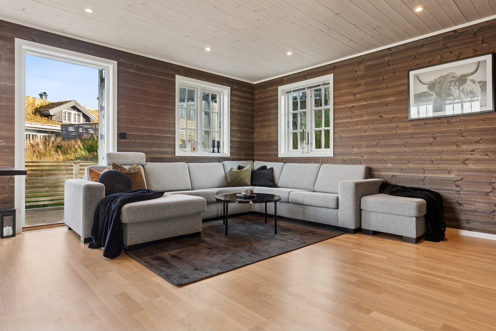 Romslig og innbydende stue med plass til sofagruppe, spisebord og koselige hjørner - perfekt for både avslapning og hyggelige stunder med familie og venner. Galleribilde