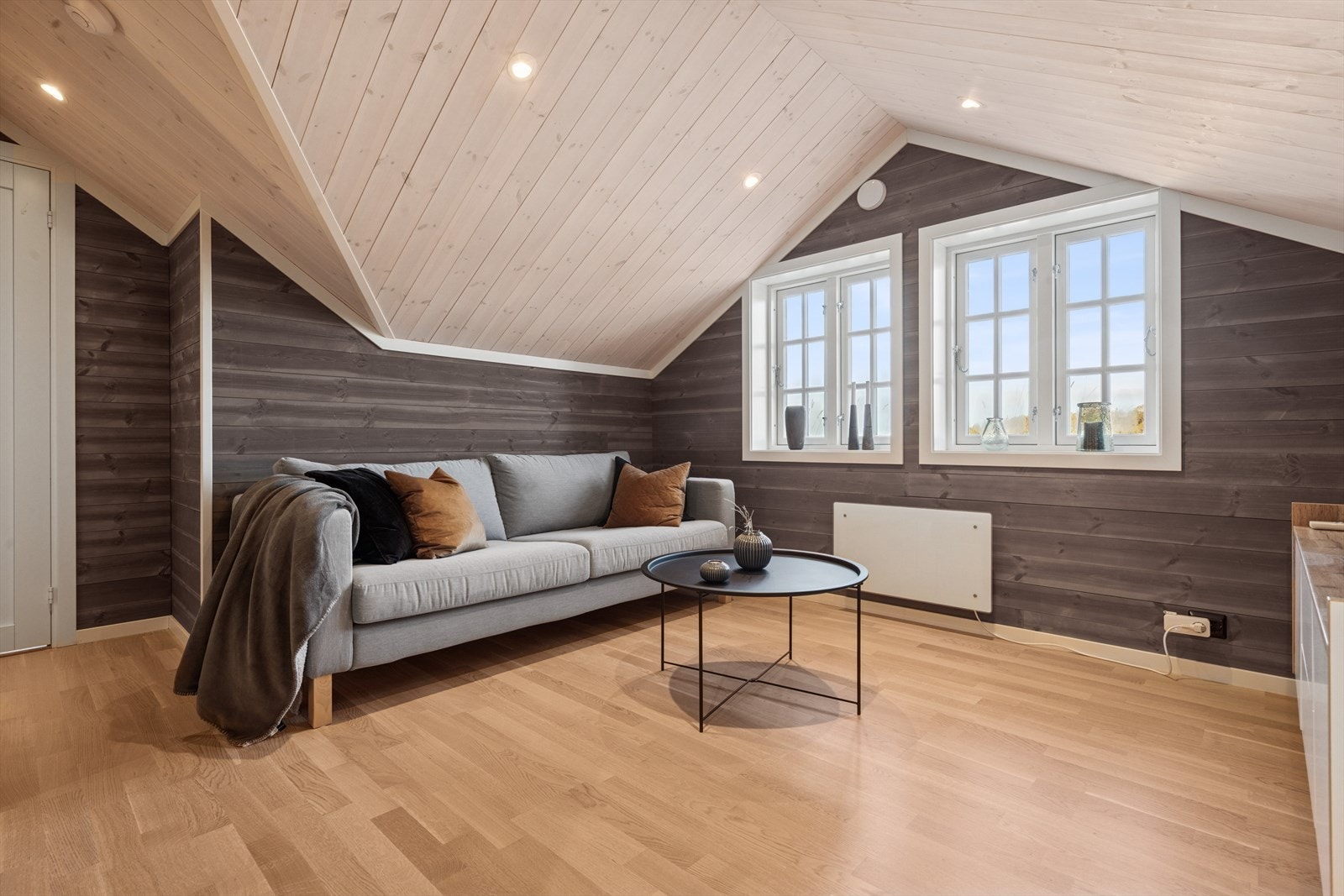 I andre etasje finner du en koselig og innbydende loftstue. Dette er et perfekt sted for familiens yngre medlemmer til å leke, spille spill eller se film - eller for de voksne å trekke seg tilbake med en bok. Galleribilde