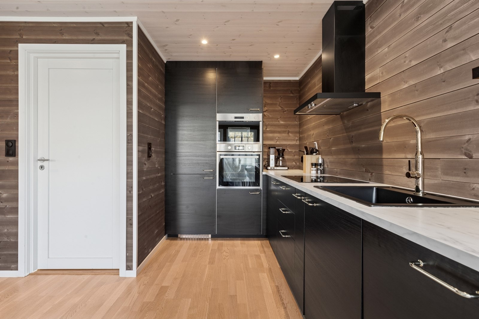 Kjøkkenventilator med avtrekk ut sørger for god luftgjennomstrømning under matlaging. Galleribilde