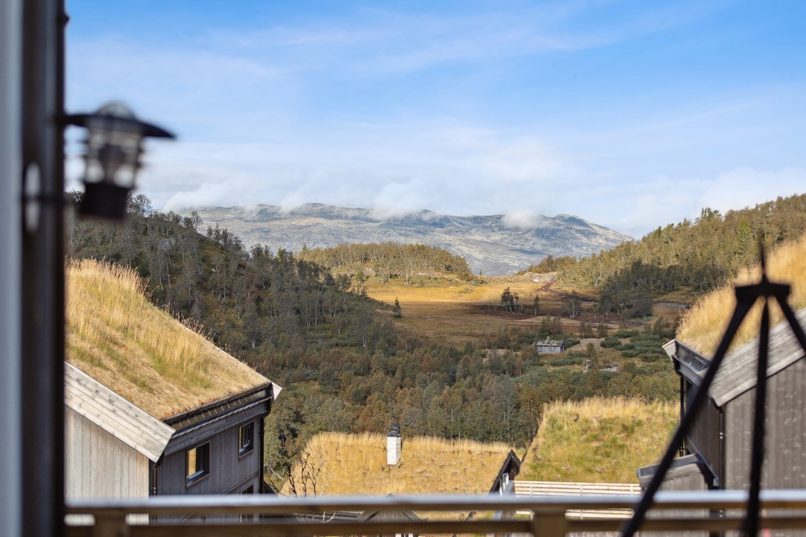 Hytta har flott utsikt mot Raulandsfjell og de omkringliggende setrene, blant annet Ringebu. Her får du den ekte fjellfølelsen med åpent landskap, urørt natur og levende stølsmiljø like i nærheten. Her går solen ned mot vest rundt kl 2230 på sommerstid. Galleribilde