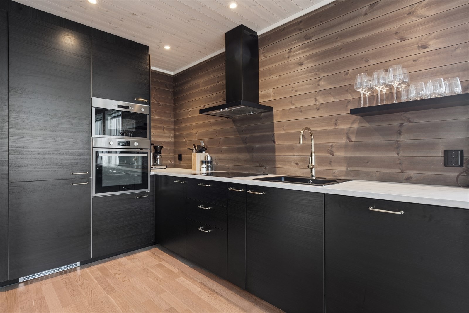 Kjøkkenet har moderne innredning med glatte fronter og laminat benkeplate. Det er godt med plass til både matlaging og oppbevaring. Galleribilde