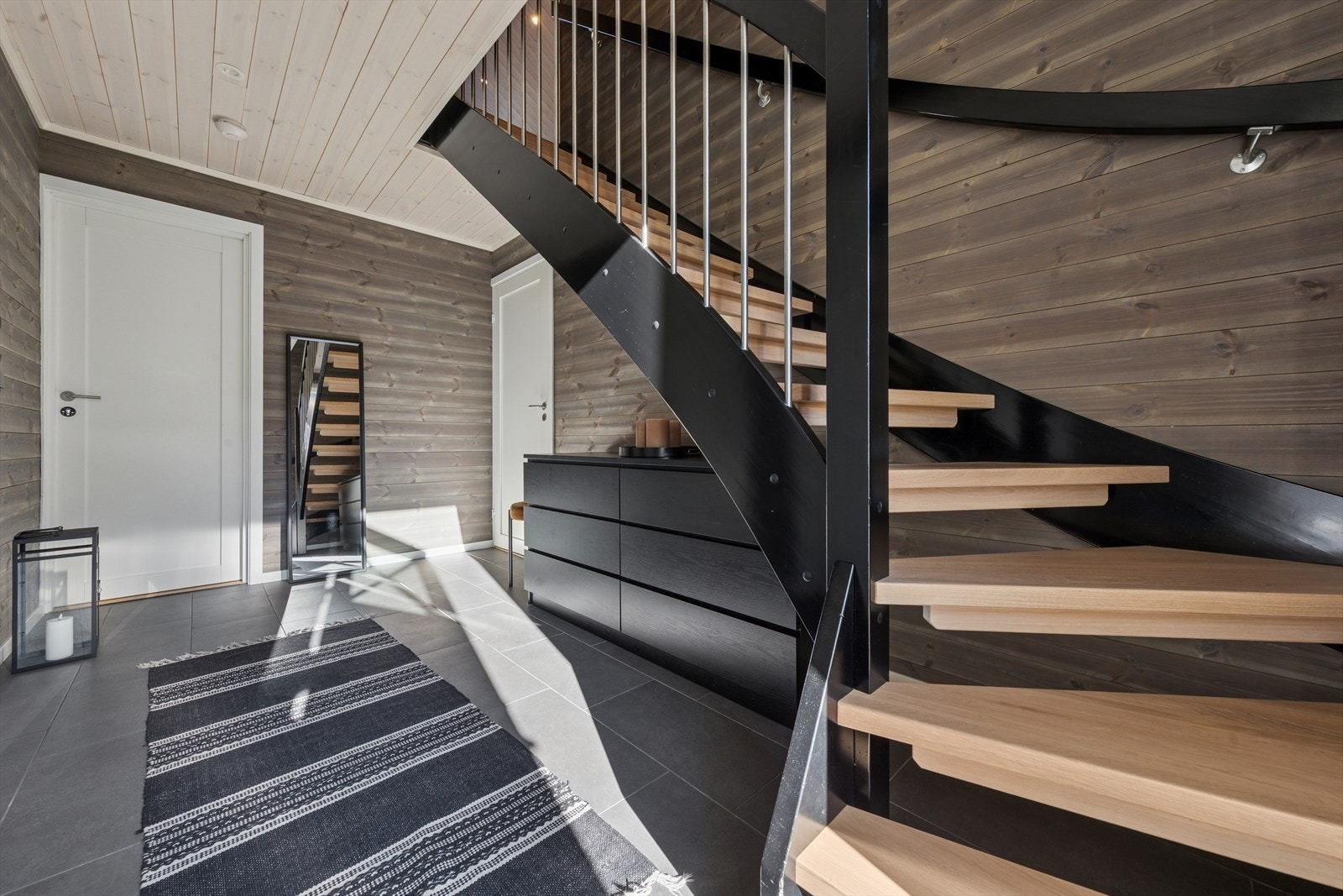 Romslig og lys entré med god plass til av- og påkledning - praktisk for hele familien før og etter tur. Galleribilde