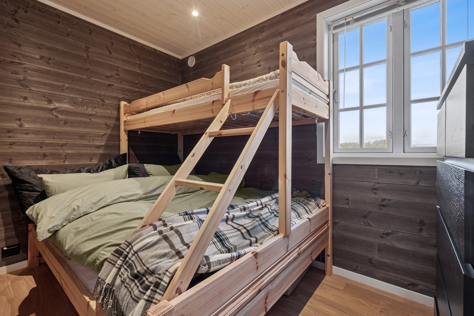 Soverommet i 1. etasje er romslig, med god plass til dobbeltseng, nattbord og garderobeløsning - perfekt som hovedsoverom eller for gjester Galleribilde