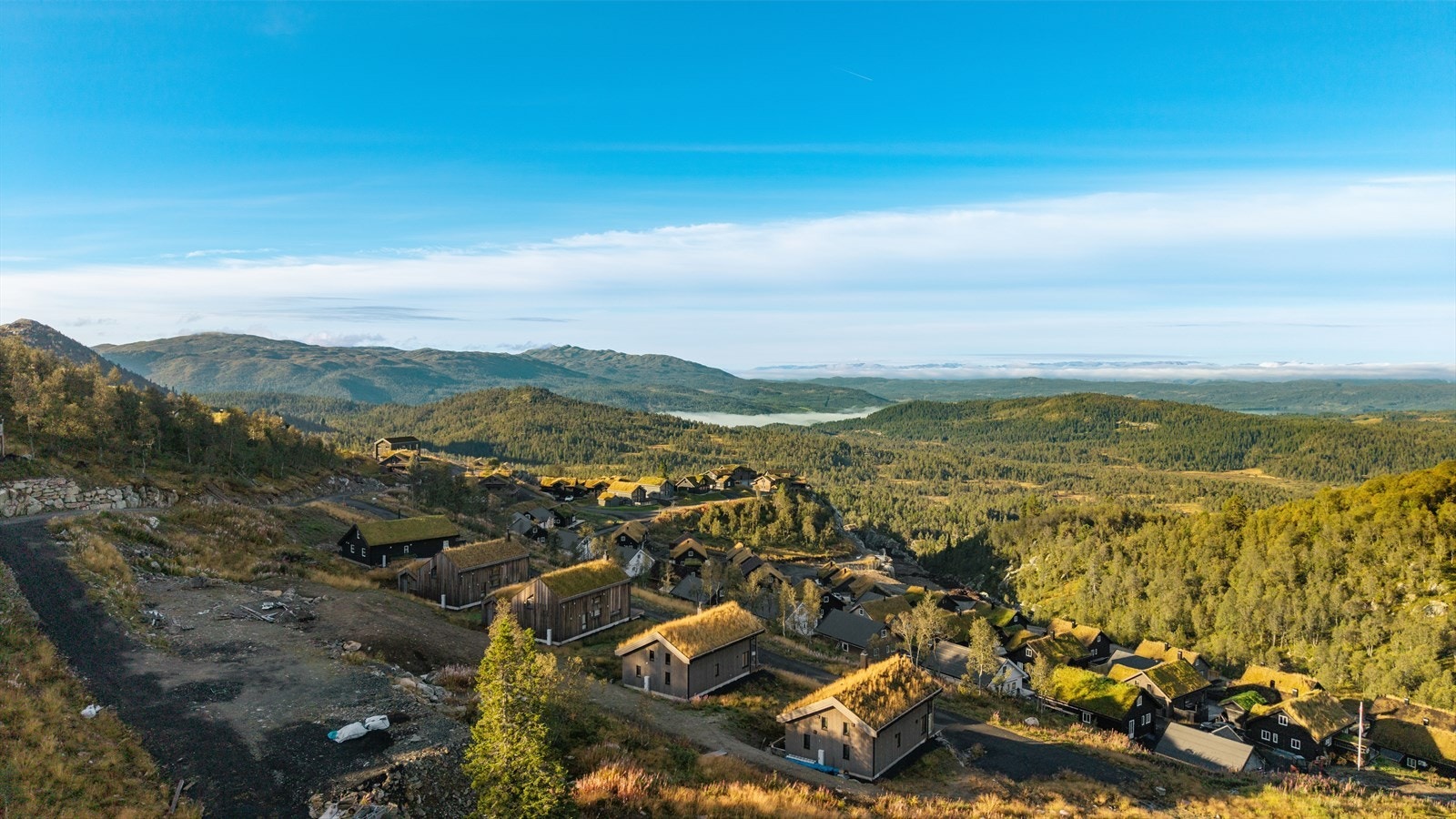 Her starter fjelleventyret rett utenfor døren - med Hardangervidda som nabo, uendelige turstier, toppturer med utsikt i verdensklasse og stille fjellvann perfekte for en dukkert eller fisketur. Galleribilde