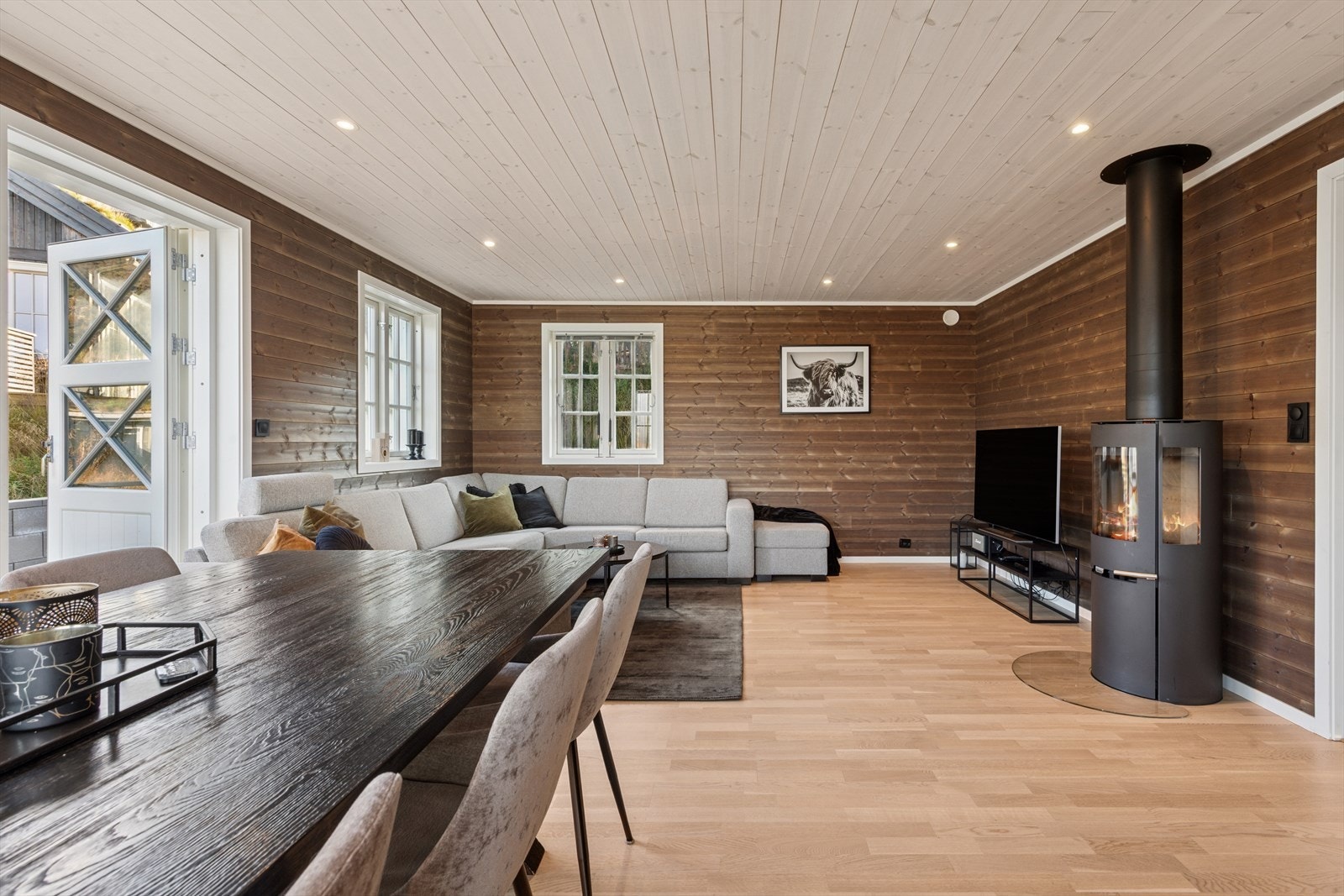 Åpen og luftig stue som gjør fjellhyttelivet ekstra komfortabelt og sosialt. Galleribilde