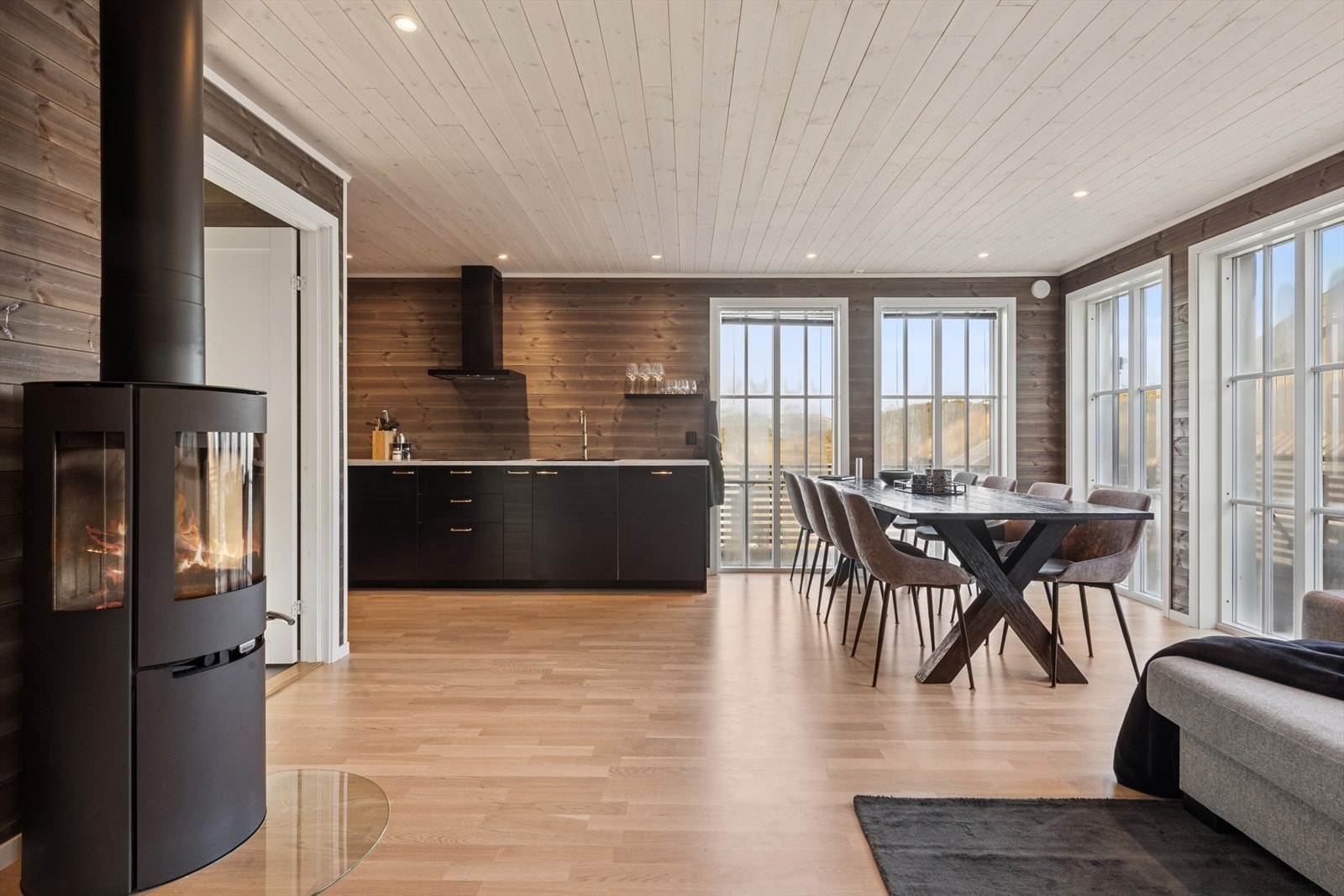 Stuen er romslig med plass til både spisebord og sofagruppe. Her er det god plass til alle hyttas gjester. Galleribilde