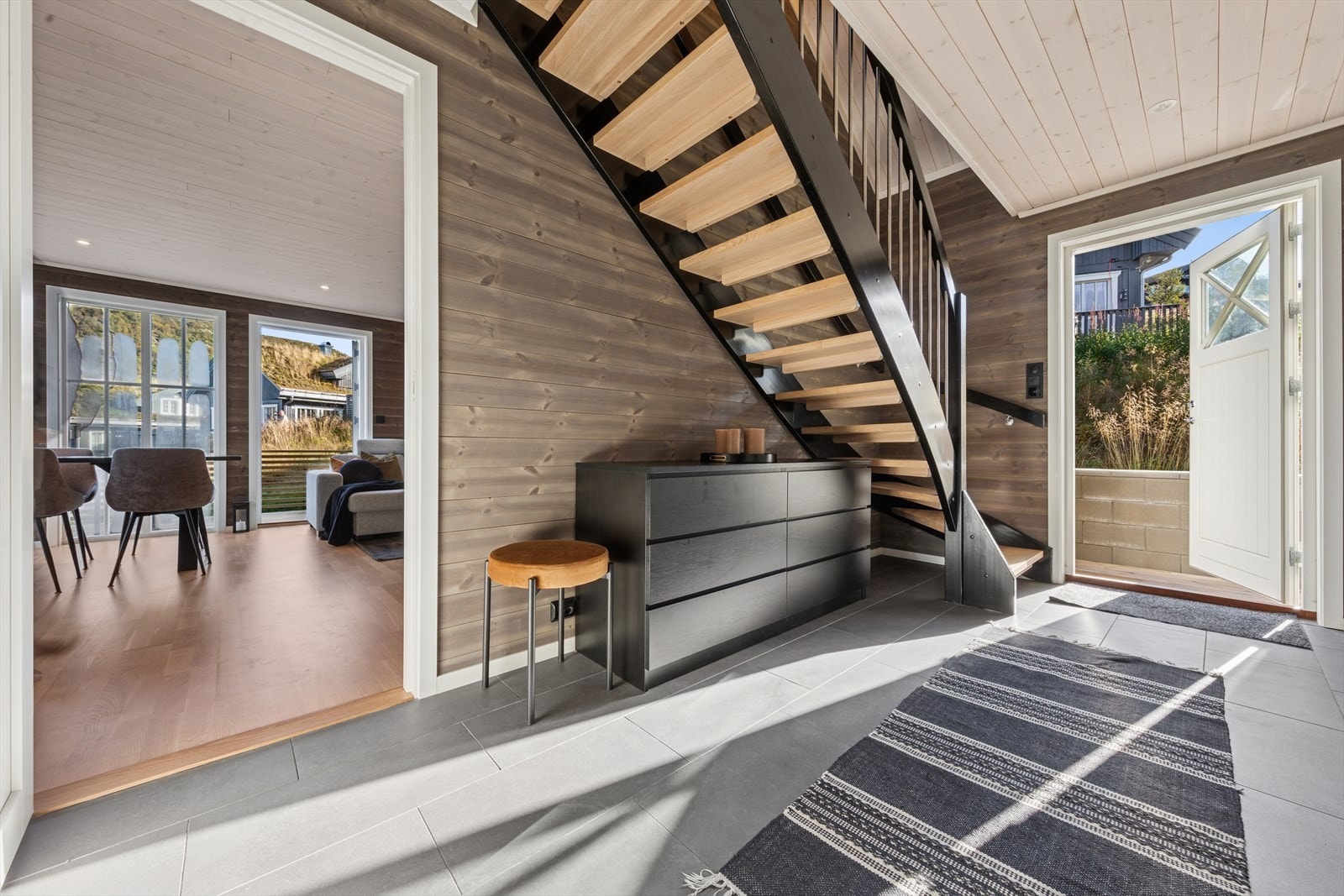 Fra entréen har du enkel tilgang til bod, bad, soverom, kjøkken/stue og loftet. Hele første etasje har varmekabler i gulvet for en behagelig varme. I taket er det innfelte spotlights som gir godt lys. Galleribilde