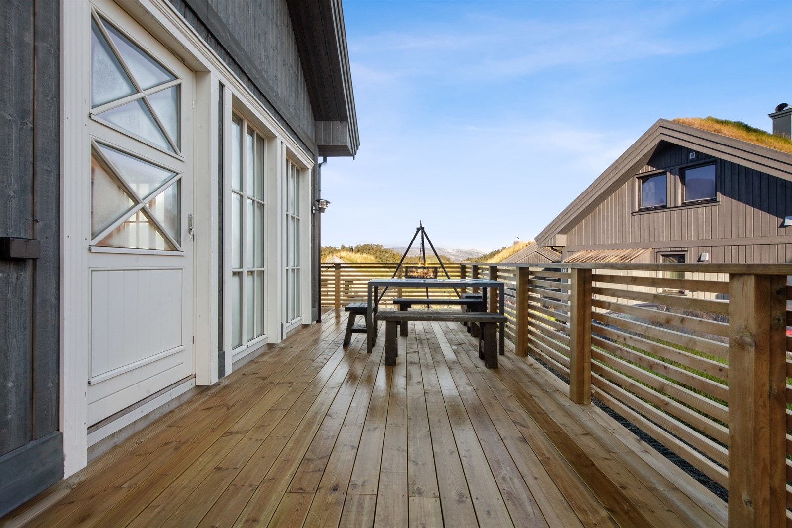 Terrassen gir deg ekte hyttefølelse - her kan du nyte morgenkaffen eller kveldssola. Galleribilde