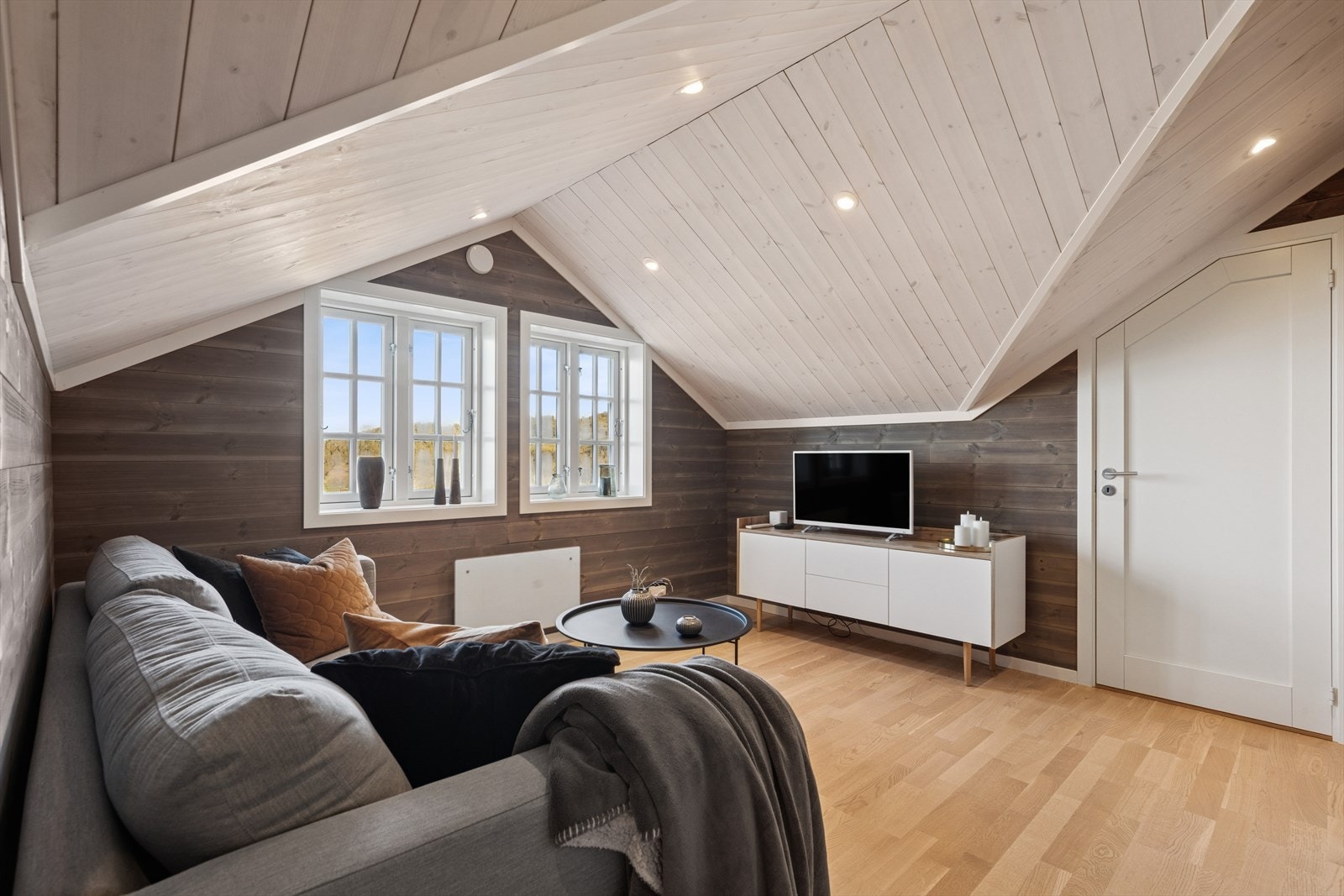 Loftstuen fungerer som familiens egen sone, med tilknytning til tre soverom og toalettrom - ideell for barn eller gjester. Galleribilde