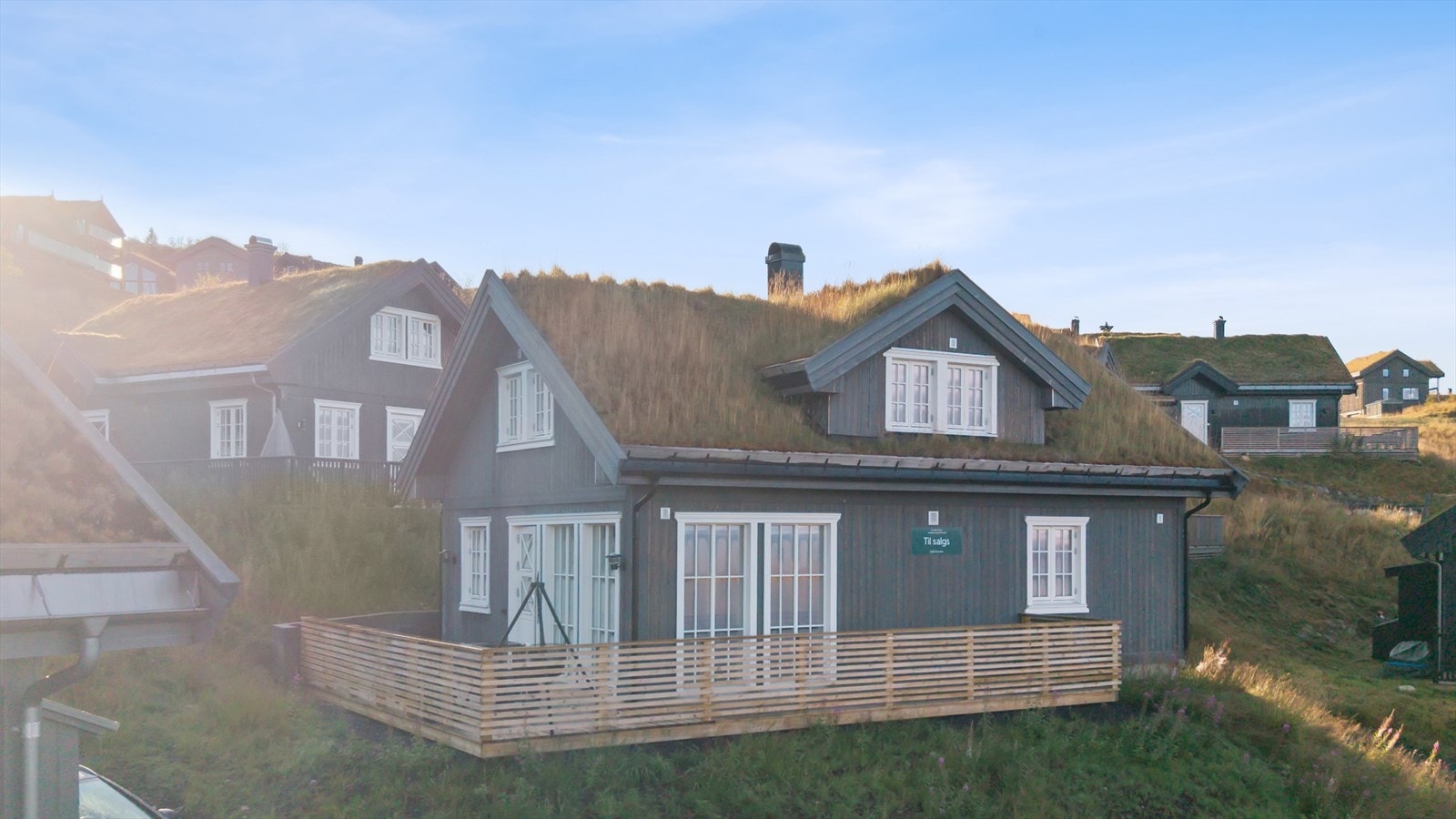 Fritidsboligen ligger solrikt til i populære Holtardalen med flott utsikt mot fjellene og direkte tilgang til både langrennsløyper og alpinbakker. Galleribilde